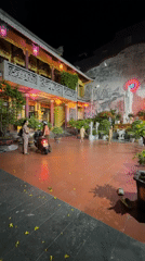 Nighttime street and temple scenes observed in Đà Nẵng