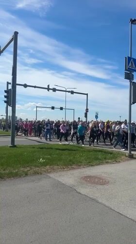Group in athletic wear crosses street in Tallinn