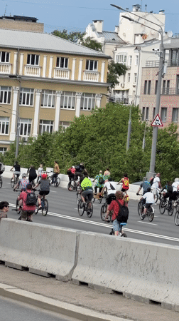 Cyclists occupy Moscow bridge lanes in organized event