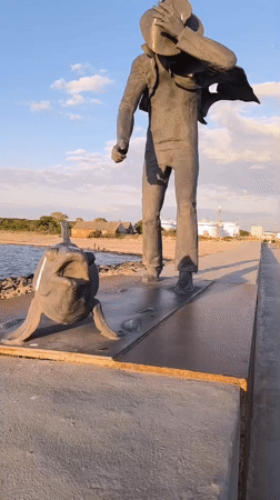 Evening stroll captures statues and details on Klaipėda waterfront