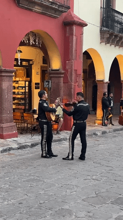 Mariachi band performs late-night street concert in San Miguel