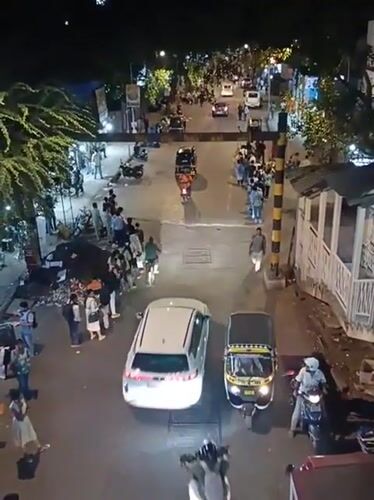 Man films selfie videos above busy Mumbai street