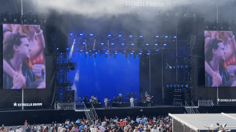 Live outdoor concert with screens in Porto