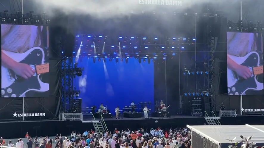 Live outdoor concert with screens in Porto
