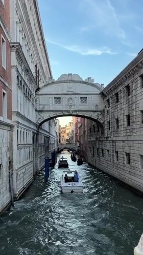 Venice walking tour hits major landmarks and canals