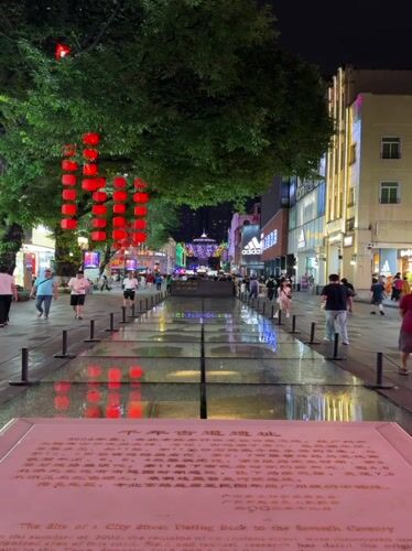 Evening street life documented in Guangzhou's Yuexiu District