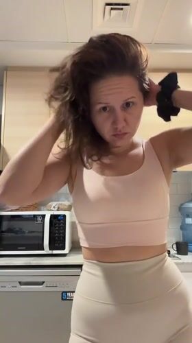 Dubai woman documents early morning workout routine in apartment