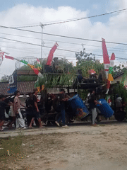 Indonesian Independence celebrations fill the streets of Singgahan