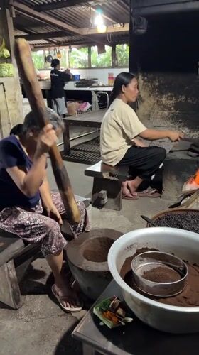 Traditional coffee roasting documented in Tampaksiring, Indonesia