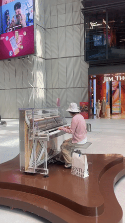 Sunday Morning Life: Bangkok Mall Piano, Shrine Visits, Cafe Scenes