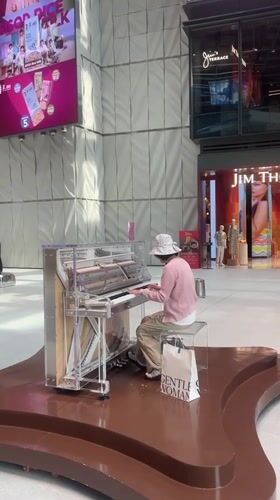 Sunday Morning Life: Bangkok Mall Piano, Shrine Visits, Cafe Scenes