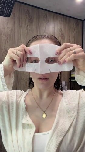 Woman documents morning skincare routine in Reshetnikovo, Russia