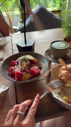 Late-night breakfast documented at Nusa Penida restaurant