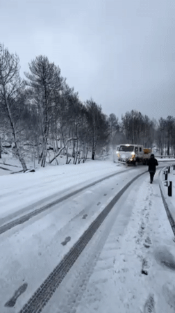 Heavy snowfall blankets Vila Real roads, snow removal underway