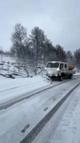 Heavy snowfall blankets Vila Real roads, snow removal underway