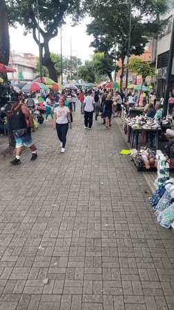Weekend life captured in Caracas: market activity and church service
