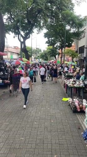 Weekend life captured in Caracas: market activity and church service