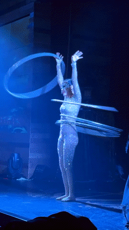 Entertainment venue hosts hula hoop and magic performances in Chongqing