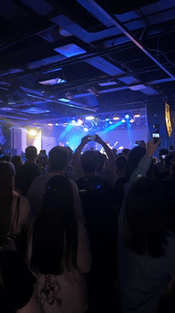Acoustic concert draws phone-recording crowd in Shanghai's Changning District