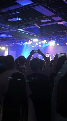 Acoustic concert draws phone-recording crowd in Shanghai's Changning District
