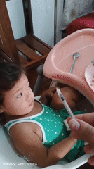 Toddler mealtime scenes documented by witnesses in Caracas