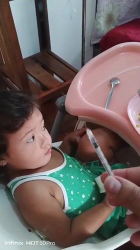 Toddler mealtime scenes documented by witnesses in Caracas