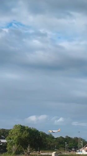 Aircraft lands at Baan Chaweng airport during cloudy weather