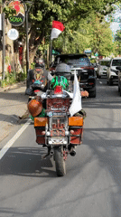 Motorcyclists captured on video during morning commute in Denpasar