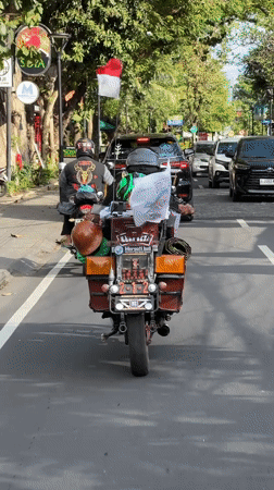 Motorcyclists captured on video during morning commute in Denpasar