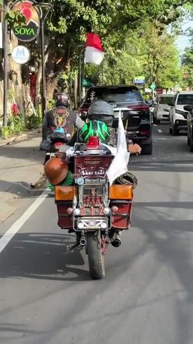 Motorcyclists captured on video during morning commute in Denpasar