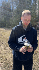 Man picks white flowers, gives bouquet to girl in Russia