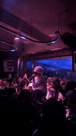 Live music performance draws phone-recording crowd at Seoul venue