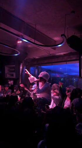 Live music performance draws phone-recording crowd at Seoul venue