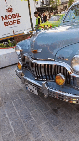 Istanbul neighborhood hosts retro nostalgia festival with vintage cars and live performances