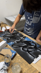 Artist creates abstract airbrush painting, takes selfie in Bahía Blanca