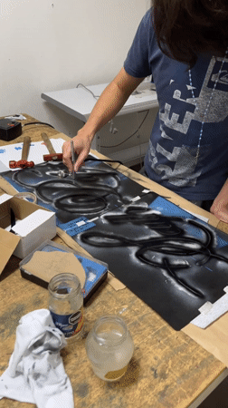 Artist creates abstract airbrush painting, takes selfie in Bahía Blanca