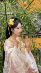 Traditional Hanfu Photo Shoots Captured Throughout Yuzhong District