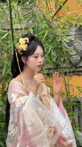 Traditional Hanfu Photo Shoots Captured Throughout Yuzhong District