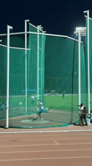 Discus thrower completes successful throw in Santiago cage