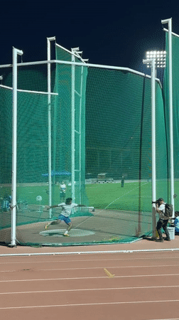 Discus thrower completes successful throw in Santiago cage