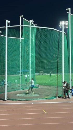 Discus thrower completes successful throw in Santiago cage
