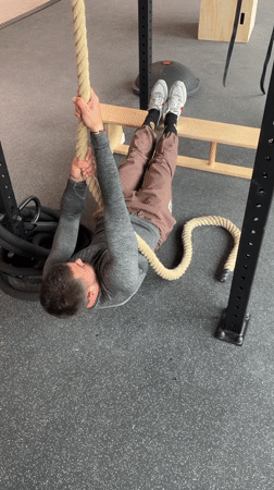 Man documents workout session at Essen gym
