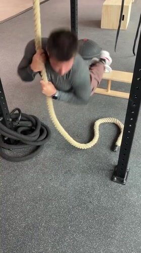 Man documents workout session at Essen gym