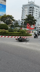 Motorcycle down at Đà Nẵng roundabout, scooter rider departs scene