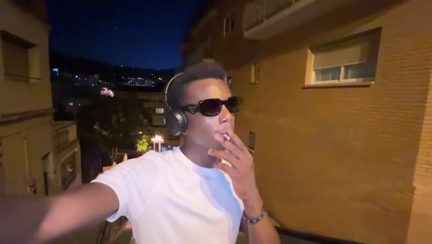 Night out in Barcelona: cigarette break, then grocery run.