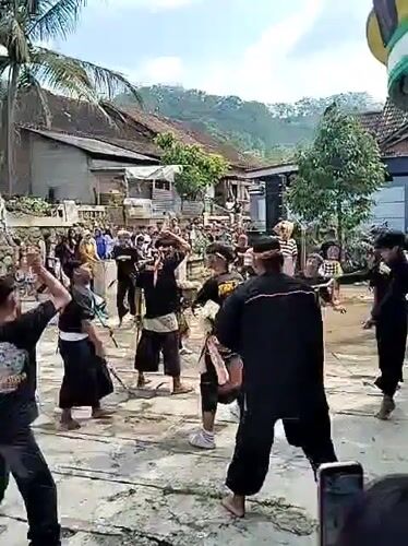 Traditional Indonesian cultural performance draws crowd in Jenawi village