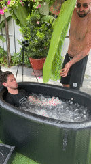 Ice bath therapy session observed in Đà Nẵng