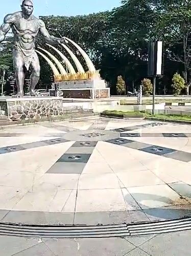 Bronze primitive human statue documented in Sragen Kulon plaza