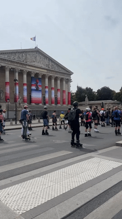 Mass inline skating event winds through central Paris