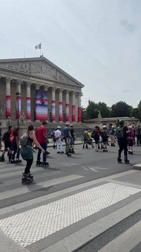 Mass inline skating event winds through central Paris
